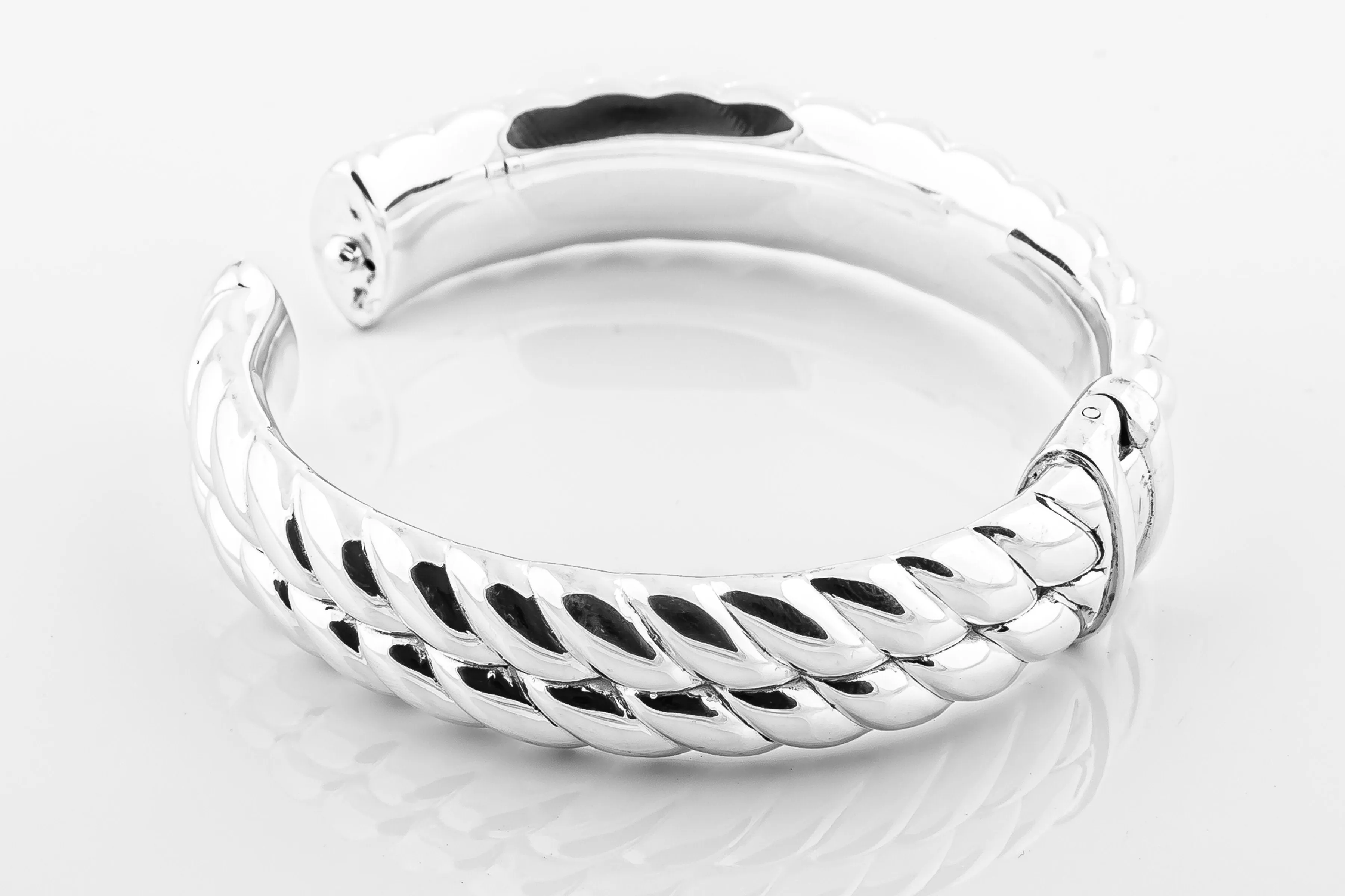 SS24 Twist Hinged Bangle