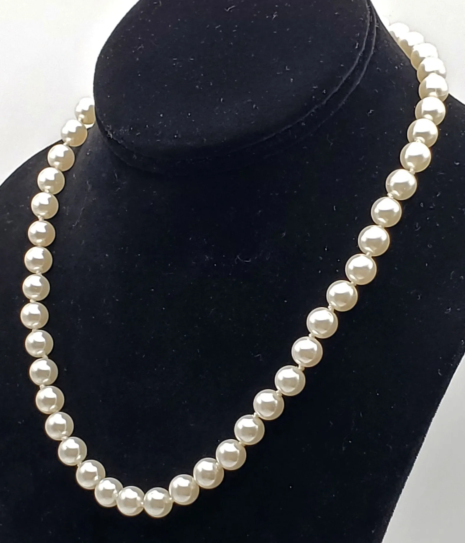 Vintage Single Strand Faux Pearl Necklace with Gold Tone Screw Clasp - 18.5"